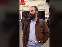 Pitali prolaznika da li je srećan, pa se POKAJALI (VIDEO)