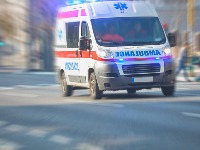 Nesreća u Nišu: Prevrnuo se auto, žena i dečak povređeni