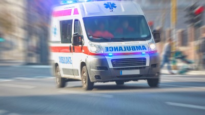 Nesreća u Nišu: Prevrnuo se auto, žena i dečak povređeni