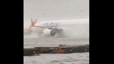Avion "pliva" po pisti: Neverovatne scene iz Dubaija (VIDEO)
