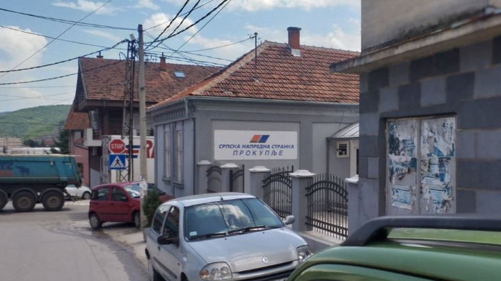 KRŠENJE ZAKONA Biračko mesto pored prostorija SNS | "Izbori" 2020 ...