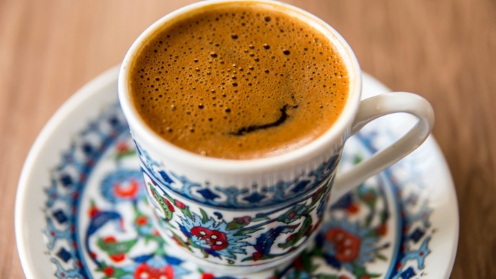 Napitak koji povezuju sa dugim životom: Tajna kafe sa ostrva Ikarija koju piju stogodišnjaci