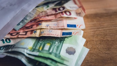 "Vučić deli novac da bi avansirao glasove na izborima" "Vučić deli novac da bi avansirao glasove na izborima"