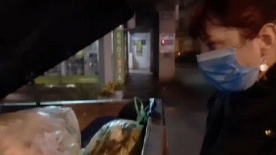 Glumica kopala po kontejnerima u potrazi za ljubavlju (VIDEO) Glumica kopala po kontejnerima u potrazi za ljubavlju (VIDEO)