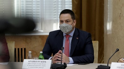 Ministar Ružić, na samom kraju mandata, u tehničkoj vladi, odlučuje da gasi seoske škole.