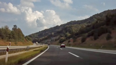 Vozači u čudu: Guma "poletela" na auto-putu (VIDEO)