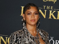 Dekolte samo što ne PUKNE: Bijonse gledala trku Formule 1, pa bacila ljude u TRANS (FOTO) 