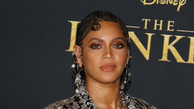 Dekolte samo što ne PUKNE: Bijonse gledala trku Formule 1, pa bacila ljude u TRANS (FOTO) 