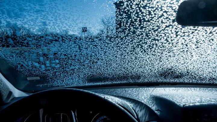 Savet zlata vredan: Zaleđeno staklo ČISTI U TRENU - ljudi oduševljeni (VIDEO) 