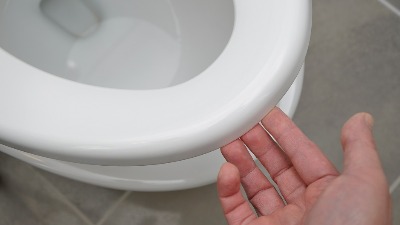 Zašto je važno da spustite dasku na WC šolji pre nego što pustite vodu