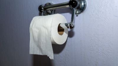Kako se pravilno drži toalet papir?