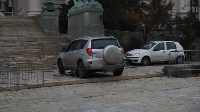INCIDENT Kolima probio ogradu ispred Skupštine INCIDENT Kolima probio ogradu ispred Skupštine