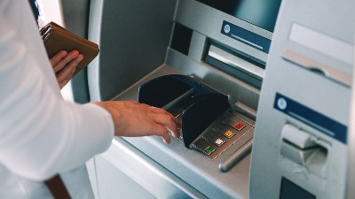Tramp udario na banke: Postale su oružje protiv običnih ljudi