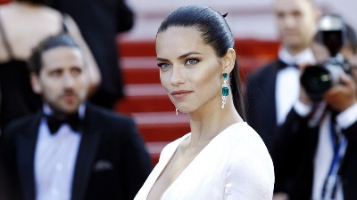 Adriana Lima sa sinom: "Dotakao si moje srce" (FOTO)