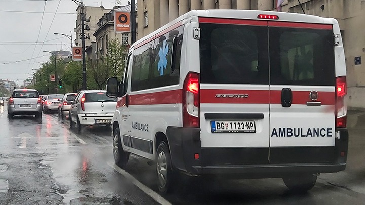 DRAMA NA BANOVOM BRDU: Majka i dete udareni na pešačkom, žena ostala da leži na kolovozu (FOTO)