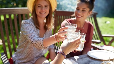 Piće koje najbolje hidrira tokom leta, a nije voda