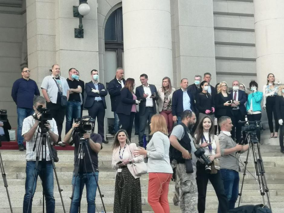 Poslanici SNS na stepenicama ispred Narodne skupštine FOTO: Vladimir Žujko