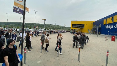 JOŠ VEĆA GUŽVA Satima stoje da bi ušli u IKEU!