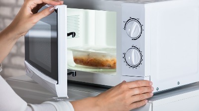 Zašto se dešava da je tanjir vruć, a hrana hladna u mikrotalasnoj?