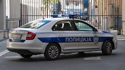 DRAMA U NS: Pijan i drogiran bežao policiji ukradenim autom, pa onda i pešice - povređen policajac