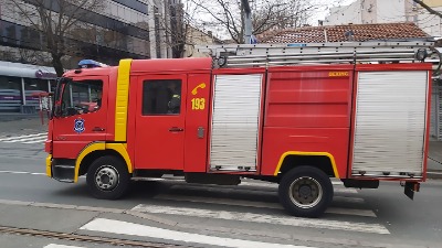 Pet osoba, među kojima trudnica i dete, spaseni iz požara