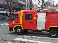 Vatrogasci ispred Glavne pošte: Ugašen požar koji je izbio u prostorijama na krovu (FOTO)