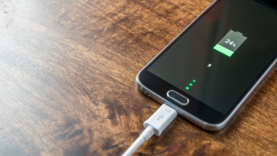 Kako sprečiti krađu podataka pri punjenju baterije telefona na javnom mestu
