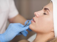 Zategla lice, uvećala usne, pa POBEGLA: Zatvor?