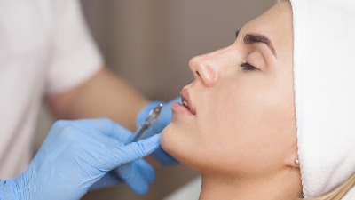 Zategla lice, uvećala usne, pa POBEGLA: Zatvor?