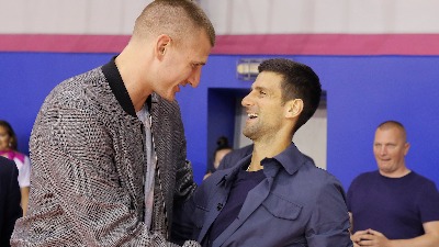 (FOTO) Jokić stigao u Beograd, društvo mu pravi Nole (FOTO) Jokić stigao u Beograd, društvo mu pravi Nole