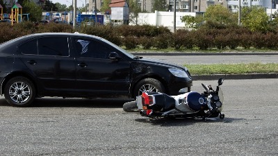 Motociklista poginuo: Naleteo na automobile (FOTO)