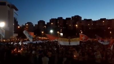 Policija ušla u hram, narod odbranio protojereja Policija ušla u hram, narod odbranio protojereja