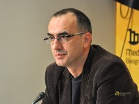 SNS najstrašnije izvređao Gruhonjića i opoziciju u NS