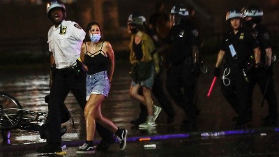 BRUKLIN Policajac uboden nožem u vrat BRUKLIN Policajac uboden nožem u vrat