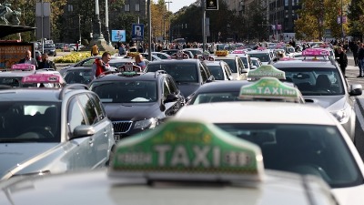 Muškarac pretukao taksistu i ukrao mu auto