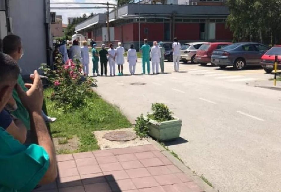 Doktori su okrenuli leđa Ani Brnabić i Zlatiboru Lončaru ispred bolnice u Novom Pazaru