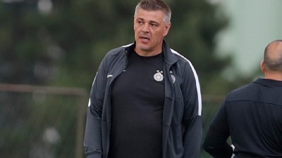 "Ne podnosim prijateljske mečeve, ničemu ne služe!" "Ne podnosim prijateljske mečeve, ničemu ne služe!"