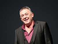  "Bahat je, može da se potuče, ali na svoj način je pravedan": Mima Karadžić u novoj seriji na RTS-u 