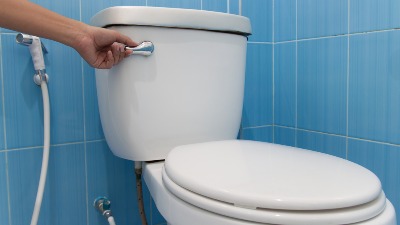 Ćerka dala ocu VODU iz WC šolje! Umalo se nije ŠLOGIRAO kada je shvatio šta PIJE (VIDEO) 
