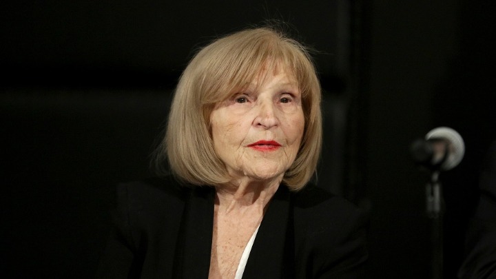 Pogledajte kako su Novosađani sinoć IZNENADILI Miru Banjac za njen 96. rođendan: Zapevali joj pod prozorom (VIDEO)