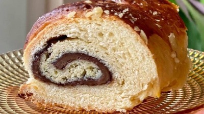 Slatka pogača punjena kremom