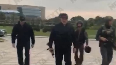 Lukašenko se kalašnjikovim brani od naroda (VIDEO)