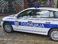 Maloletnik (16) divljao: Pretio pištoljem, razbijao prozore, vređao policajce...