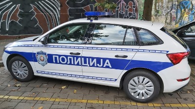 Maloletnik (16) divljao: Pretio pištoljem, razbijao prozore, vređao policajce...