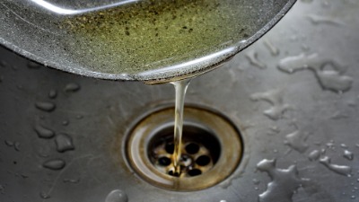 Prosipate ulje u sudoperu: Je l' pametno?