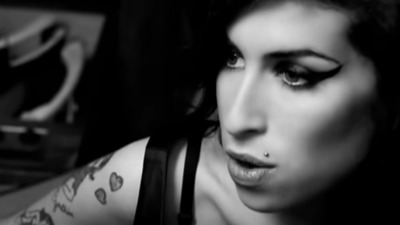 Basnoslovna suma za haljinu Ejmi Vajnhaus iz BG