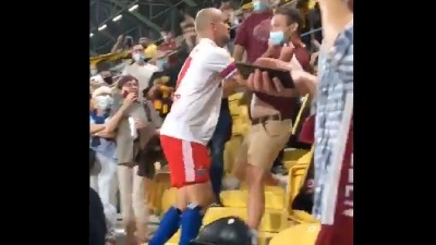 ŠTA OVO BI? Uleteo na tribine i davio navijača (VIDEO)