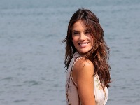 Toples fotka srušila internet: Pamet da ti STANE - Alesandra Ambrosio podigla temperaturu (FOTO) 