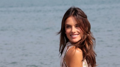 Toples fotka srušila internet: Pamet da ti STANE - Alesandra Ambrosio podigla temperaturu (FOTO) 