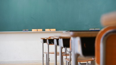 Krov škole prokišnjava, deca na onlajn nastavi
